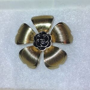 Gold Flower Brooch w/Curled Petals